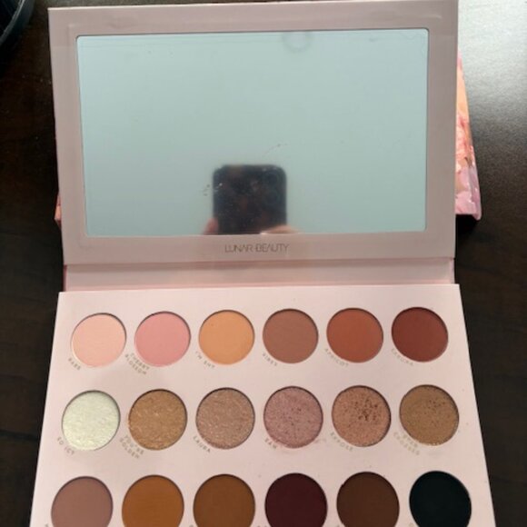 🌸Lunar Beauty NUDE PRISM eyeshadow palette - Picture 3 of 3